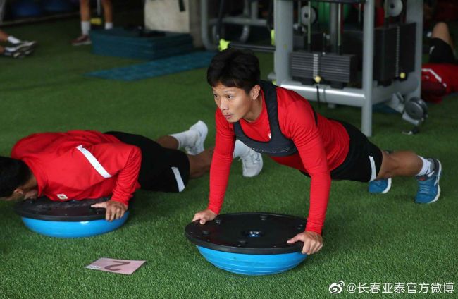 西施解开裙子坐在我腿中间